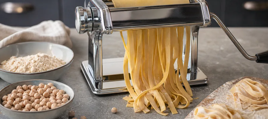 Kichererbsen-Pasta mit der Nudelmaschine: Proteinreiche Nudeln ohne Weizen