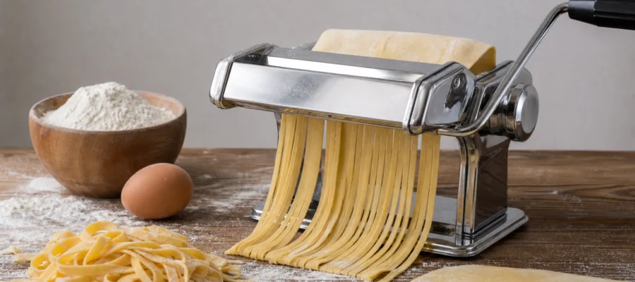Schritt-fuer-Schritt Anleitung: Frischen Pastateig mit der Nudelmaschine herstellen